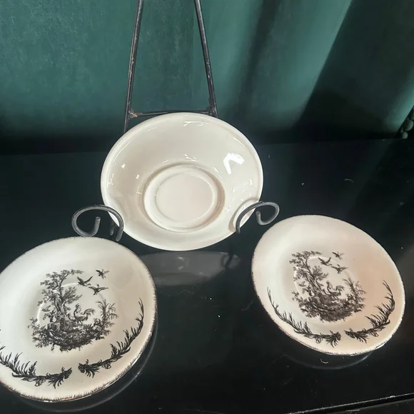 Aux Au Provence AUV2 black and white toile rooster pattern saucer - Picture 6 of 9